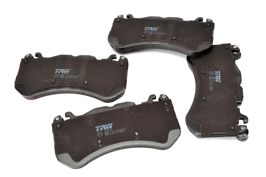 Remblokken set Voor , past: MERCEDES AMG GT (C190), AMG GT (R190), C (A205), C (C204), C (C205), C T-MODEL (S204), C T-MODEL (S205), C (W204), C (W205), CLK (C209), CLS (C218) 4.0-6.3 03.00-