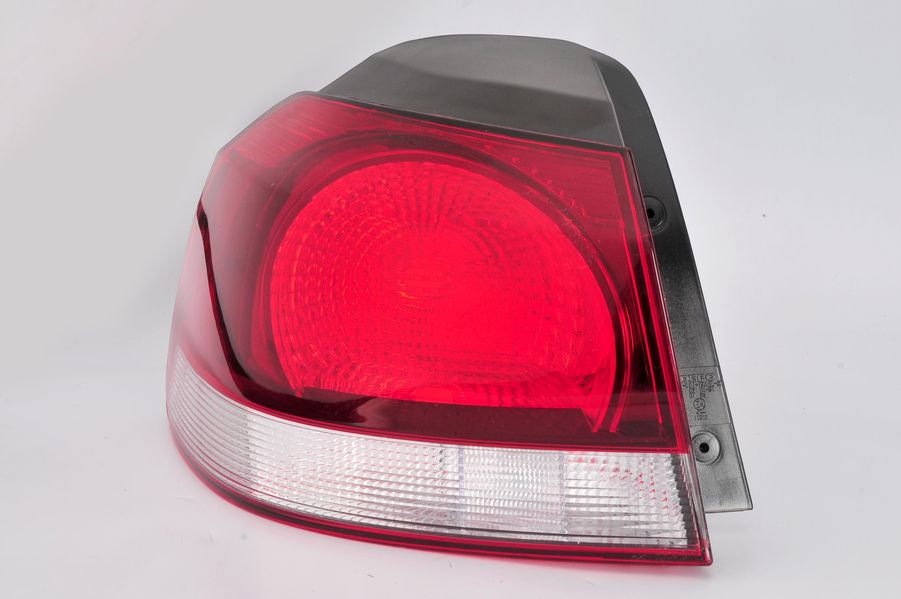Achterlicht Links (extern, W16W/WY21W, kleur indicator wit, kleur van het glas red) past: VW GOLF VI Hatchback 10.08-11.13
